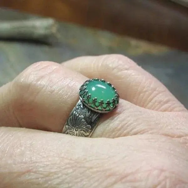 Emerald ring with carved flower Unique Joyas