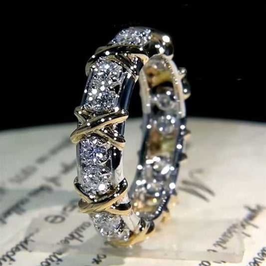 Elegant Ring with Crystals and Gold Accents – Modern Luxury Design