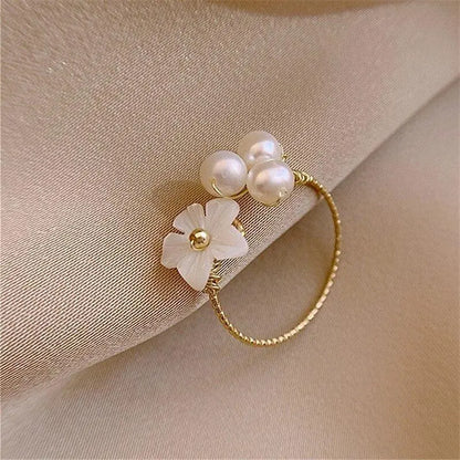 Adjustable pearl flower ring in gold Unique Joyas