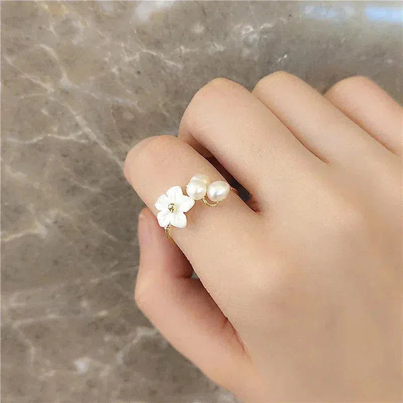 Adjustable pearl flower ring in gold Unique Joyas