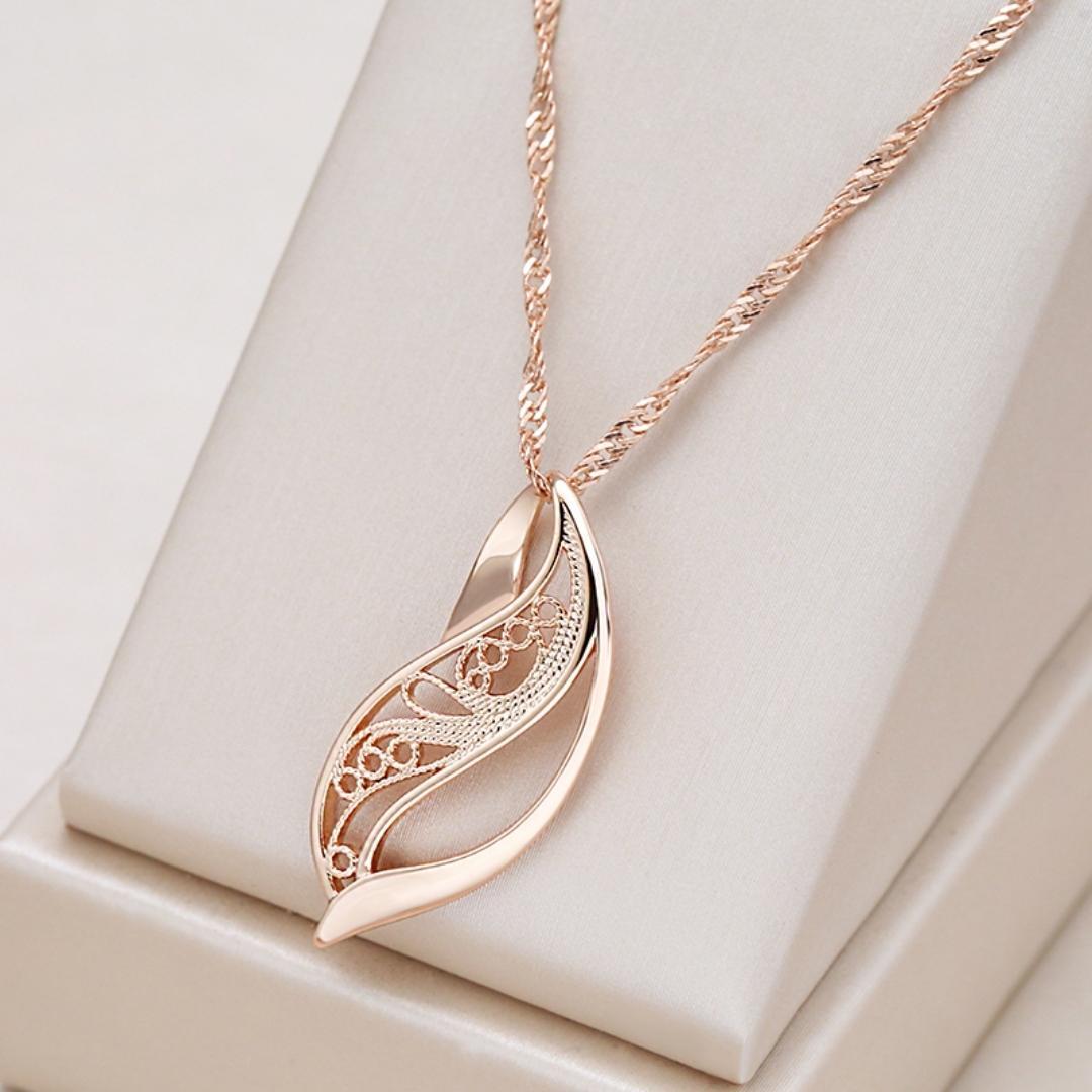 Elegant Harmonious Necklace in Gold