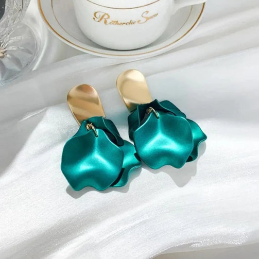 Elegant blue petal earrings in gold Unique Joyas