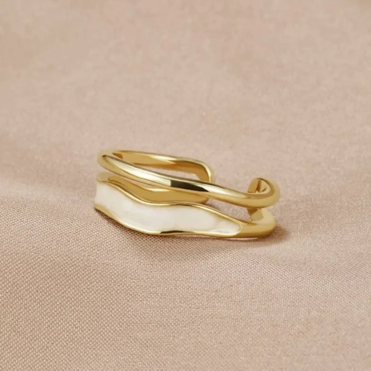 Elegant ring made of white enamel in gold Unique Joyas