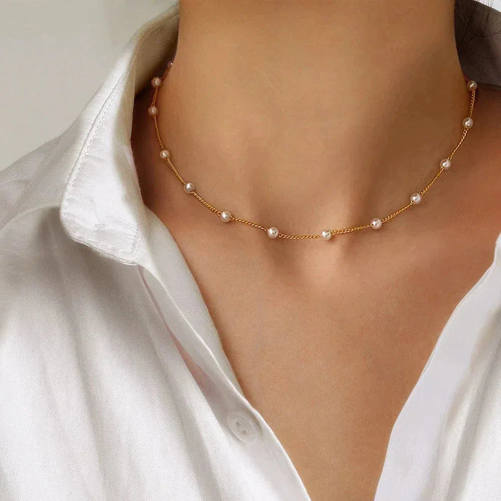 Pearl necklace in gold