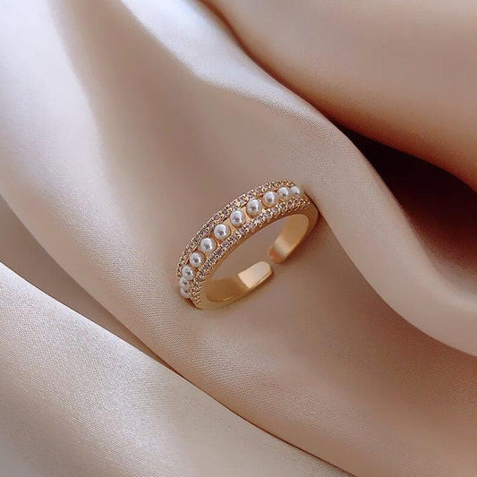 Luxury ring made of gold and pearls