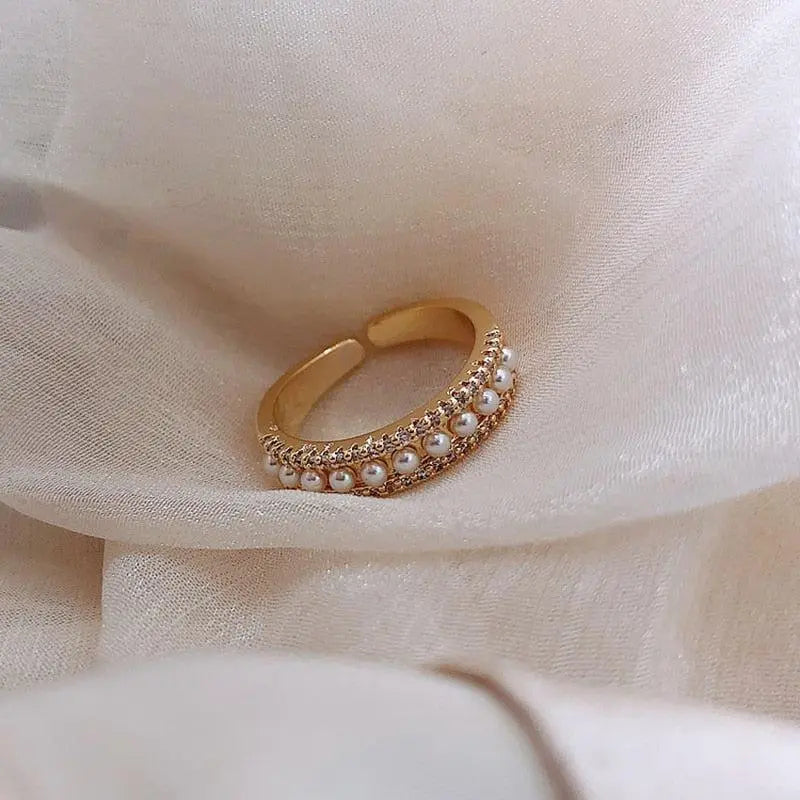 Luxury ring made of gold and pearls