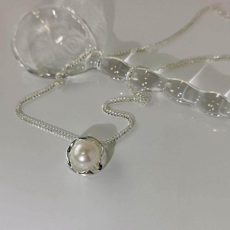 Timeless crystal pendant necklace in silver