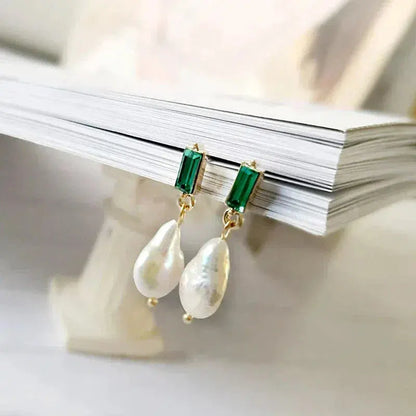 Luxurious earrings with pearls and green zirconia in gold Unique Joyas