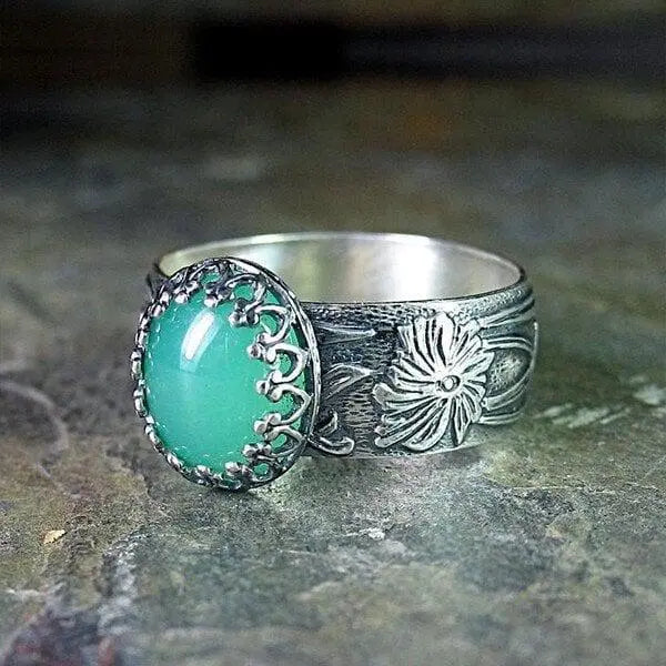 Emerald ring with carved flower Unique Joyas