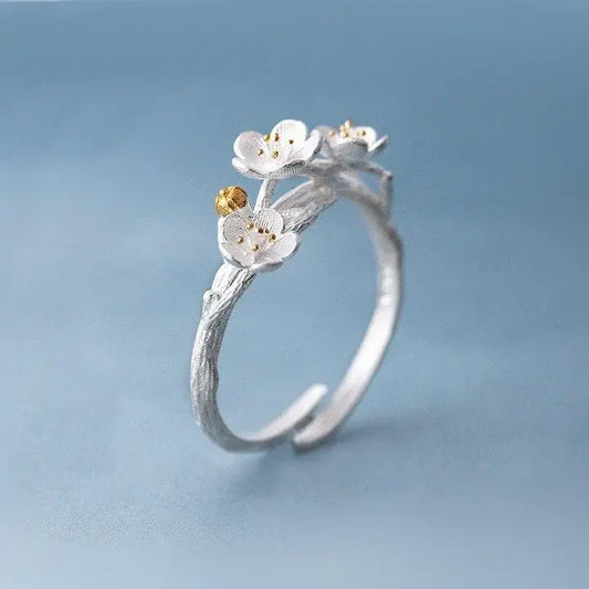 Adjustable ring with white petals in silver Unique Joyas