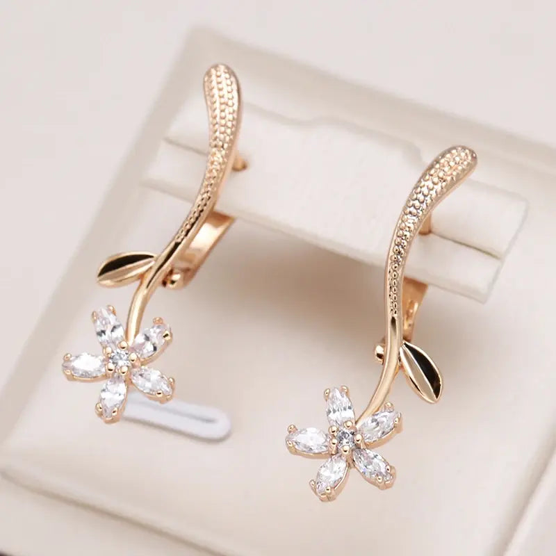 Elegant Daisy Earrings made of Crystal in Gold Unique Joyas