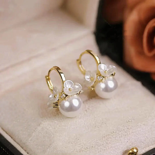 Elegant pearl earrings with flowers Unique Joyas