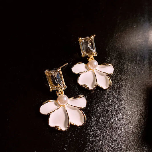 Pearl earrings with white petal Unique Joyas