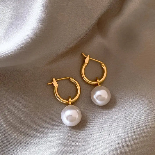 Golden earrings with pearls