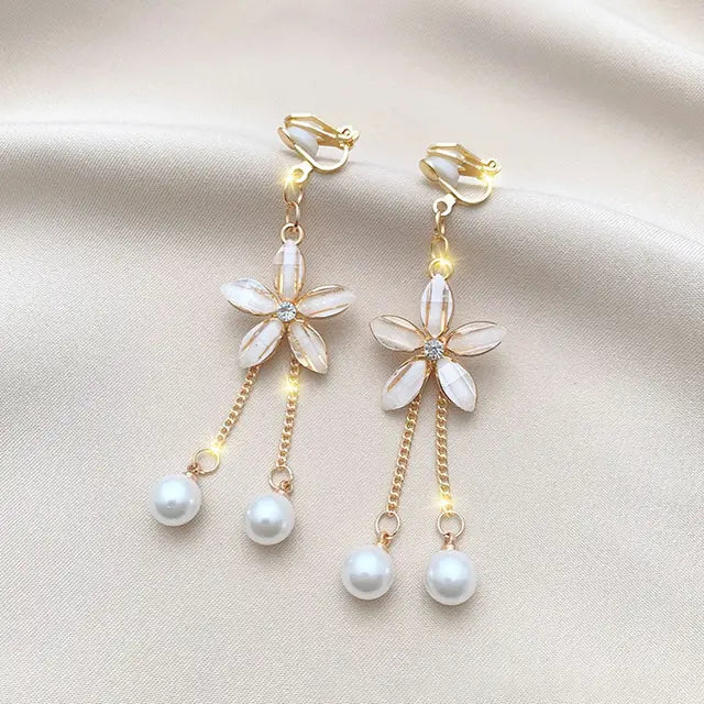 Elegant dangling earrings made of sparkling daisies with pearls Unique Joyas