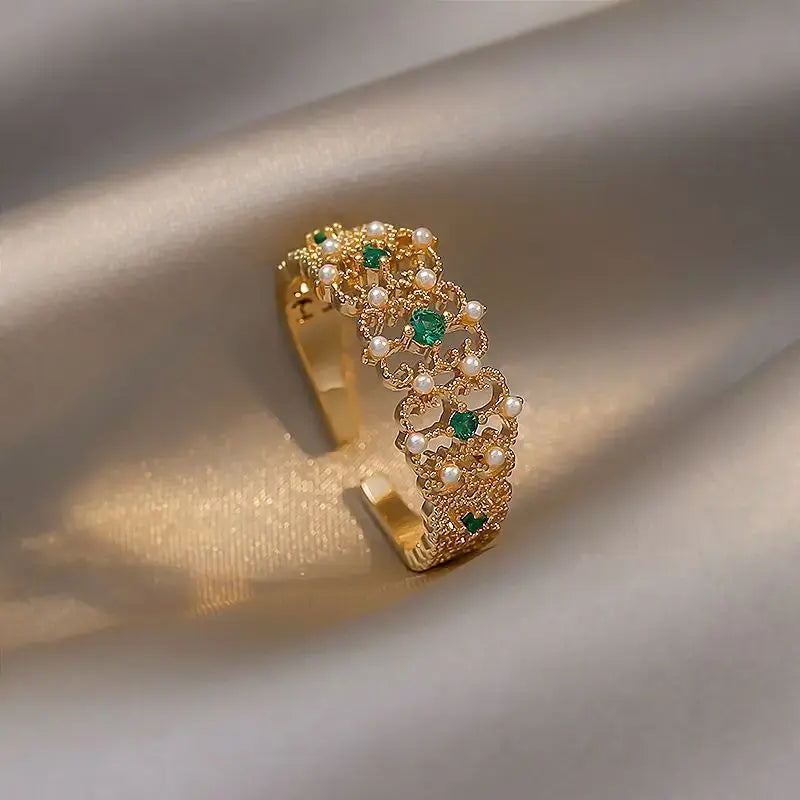 Elegant ring with pearls and green zirconia Unique Joyas