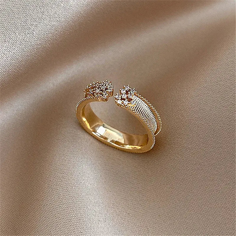 Elegant ring made of shiny gold Unique Joyas