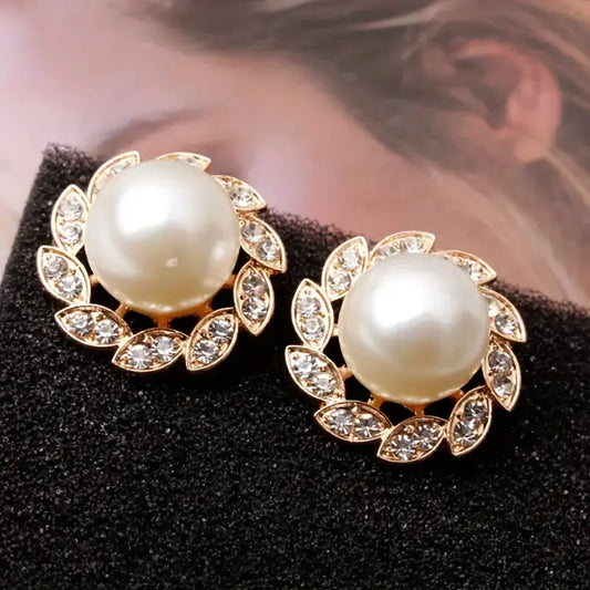 Elegant earrings made of pearls and shiny leaves Unique Joyas