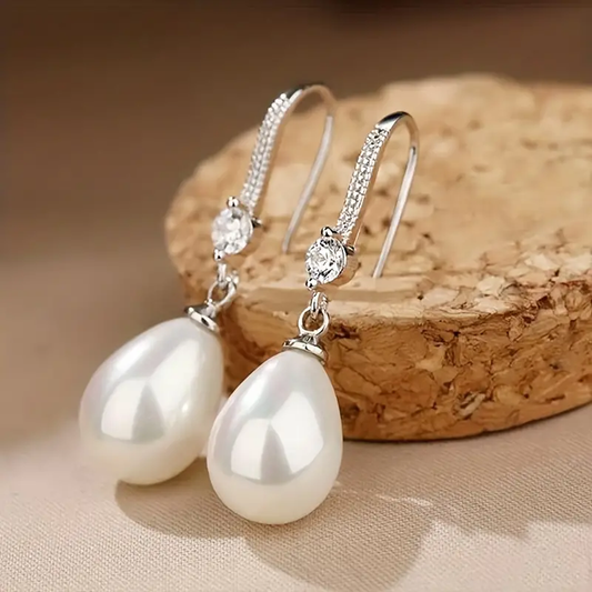 Pearl earrings with glossy pearls