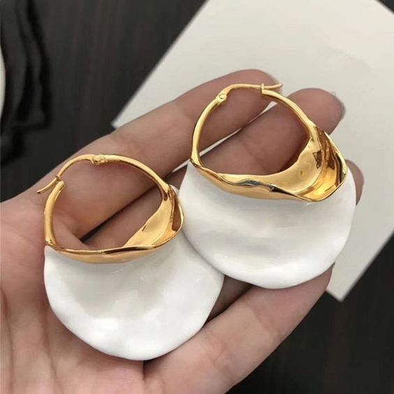 Vintage Earrings in White and Gold