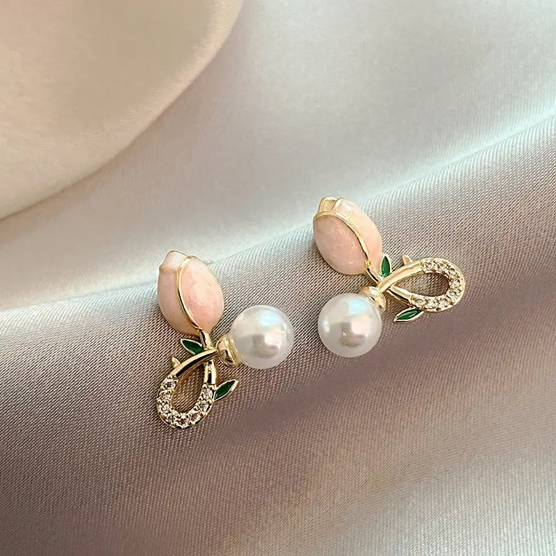 Earrings made of tulip and elegant pearls Unique Joyas