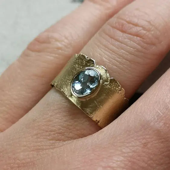 Vintage-style gold ring with blue crystal Unique Joyas