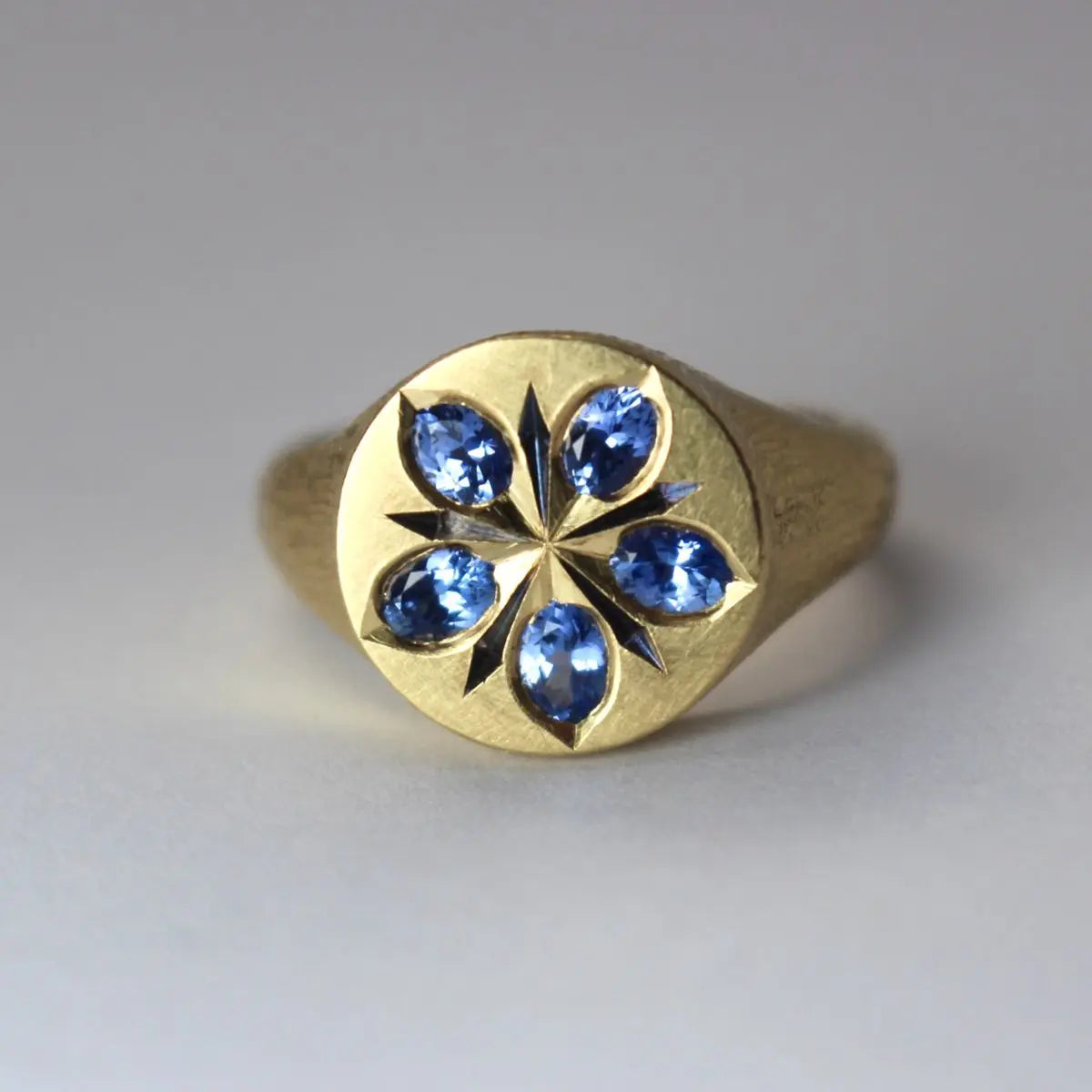 Ring with blue crystal flower in vintage gold Unique Joyas